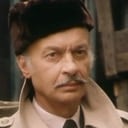Charles Millot als Adrien, le maire