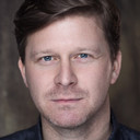 Dean Chisnall als Ash Sherwood