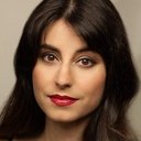Zahra Ahmadi als Sabia Iqbal