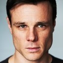 Rupert Evans als Jerry Levov