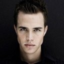 Chris Olivero als Mike Lewis