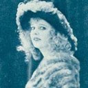 Madge Kirby als The Younger Sister