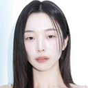 이윤지 als Female Employee on Her Way to Work