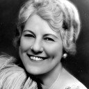 Cora Williams als Mrs. W. Symme