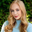 Elizabeth Stanton als Self - Host