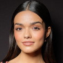 Rachel Zegler als Laura