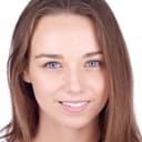 Anne-Carolyne Binette als Justine Lawrence