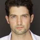 David Alpay als Raffi