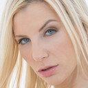 Ashley Fires als Annie