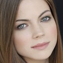 Caitlin Carver als Cassandra