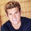 Ryan Thomas als Josh