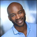 Julian London als Detective Douglas