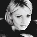 Kim Yates als Carly