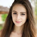 Dounia Binebine als Ines