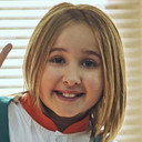 Alice Gattai als Menina (Banca de Jornal)