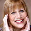 Stone als Madame Campani