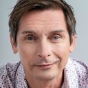 Sasha Samar als Communications Operator