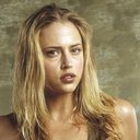 Estella Warren als Belle