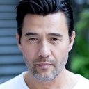 Steve Bacic als Dr. Tim Hughes