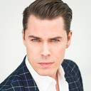 Justin Stone als Sky View Bartender