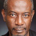 Tyrone Huggins als Grover