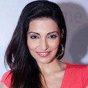 Navina Bole als Tia