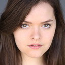 Kelsey Fowler als Enola