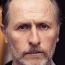 Jonny Phillips als NKVD Officer Pervak