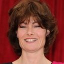 Janet Dibley als Narrator