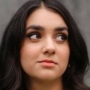 Geraldine Viswanathan als Maya