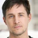 Yuri Lowenthal als The Son of Batman / Rookie Police Officer (voice)