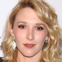 Madelyn Deutch als Izzy Klein