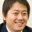 Naoki Yasumura als Male Announcer (voice)