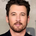Miles Teller als Adam Schumann