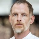 David White als Minister of Defense