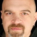 Mitch Lewis als Guitar Player in Bar