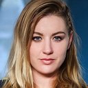 Hailey Chown als Arrow