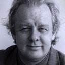 Jim Sheridan als le prêtre