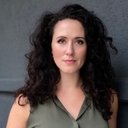 Jennifer Plotzke als Security Guard