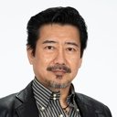 Hisashi Izumi als Aron Doumeck