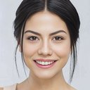 Demet Özdemir als Aslı
