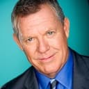 John Sloman als Reporter (Feld House)