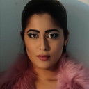 Nikita Sharma als Madhvi