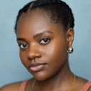 Angelina Chudi als Caroline