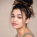 Madison Bailey als Lucy