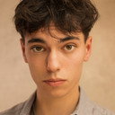 Louis Martino als Darius Kastour
