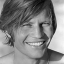 Michael York als Basil Exposition