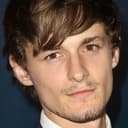 Giles Matthey als Phillip Armstrong