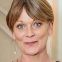 Samantha Bond als Gillian Burrows