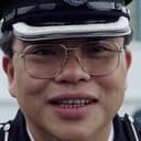 Barry Wong als Roller Skate Race's Emcee